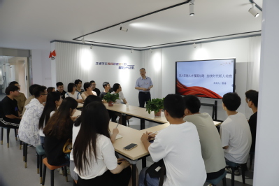 冰球突破豪华版官方网站开展“深入实施人才强国战略，加快时代新人培育”专题党课