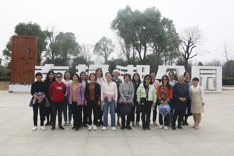 冰球突破豪华版官方网站举行“庆三八踏青”活动