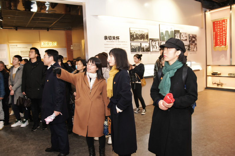 冰球突破豪华版官方网站党委组织师生参观校史馆