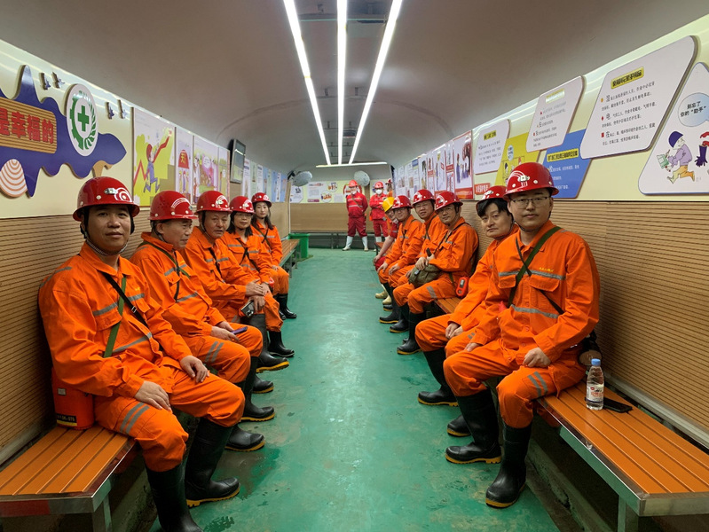 冰球突破豪华版官方网站聚焦学科在千米井下开展主题教育特色学习实践