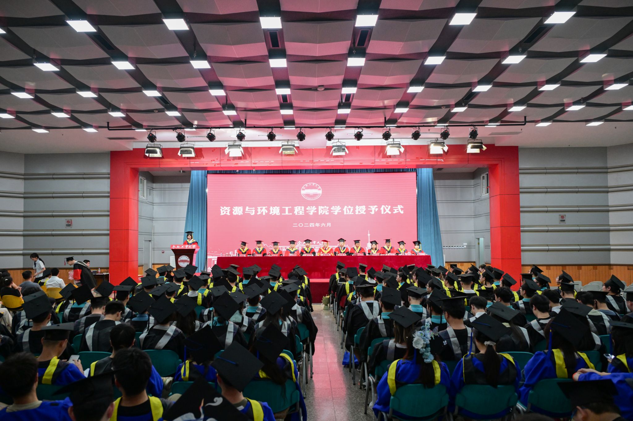 冰球突破豪华版官方网站举行2024届合肥校区毕业生学位授予仪式