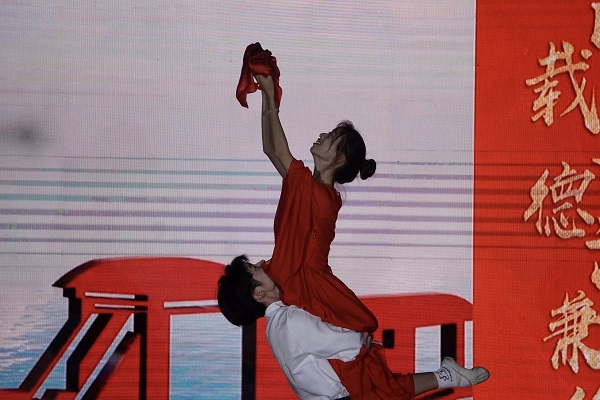 冰球突破豪华版官方网站、文法学院联合举办“承百年光辉 颂世纪芳华”迎新晚会