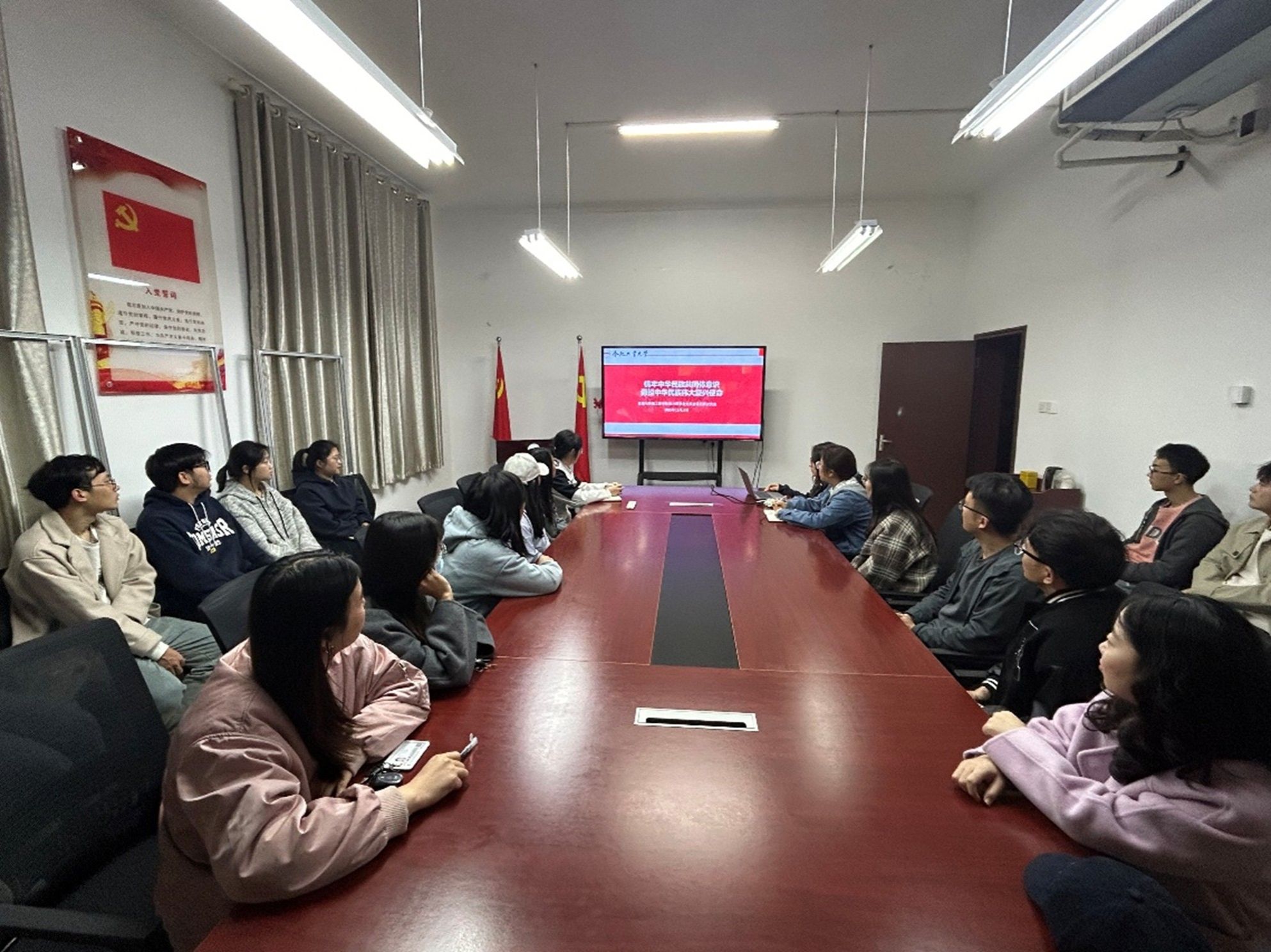 铸牢中华民族共同体意识 勇担中华民族伟大复兴使命——冰球突破豪华版官方网站第74期预备党员班开展第四次课后学习研讨