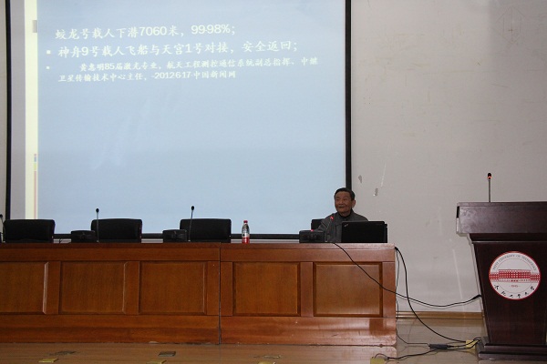 冰球突破豪华版官方网站举办 “资助育人，学生成长成才”专题报告会