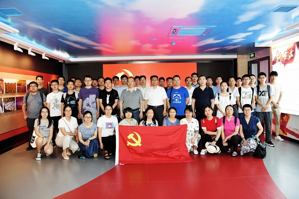 冰球突破豪华版官方网站党委开展“不忘初心、锤炼党性”的主题实践活动