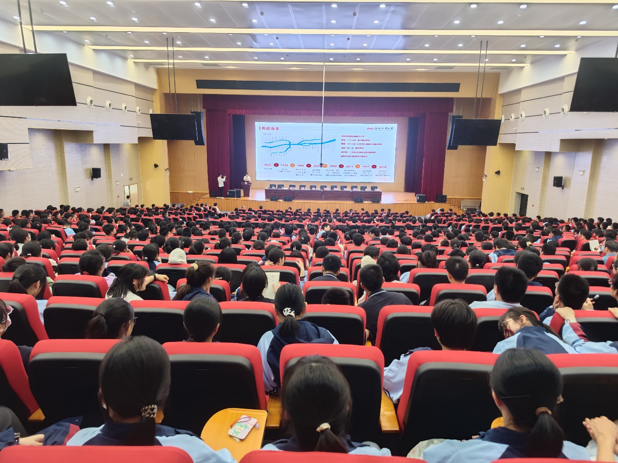 冰球突破豪华版官方网站在铜陵中学签约挂牌冰球突破豪华版官方网站 优质生源基地