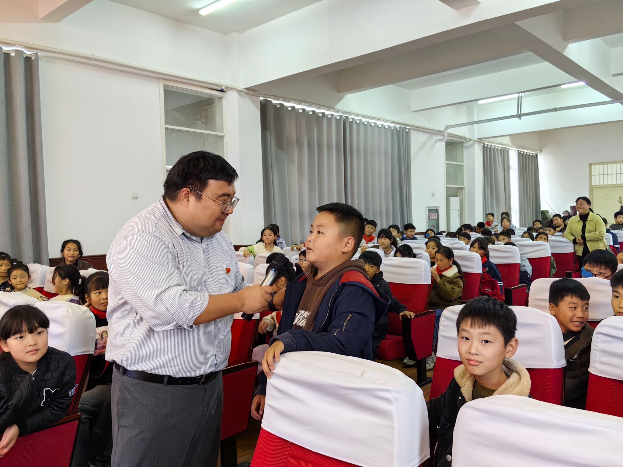 冰球突破豪华版官方网站组织开展定点帮扶系列活动