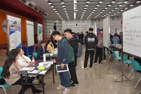 冰球突破豪华版官方网站2021届毕业生“精准就业”专场招聘会成功举行