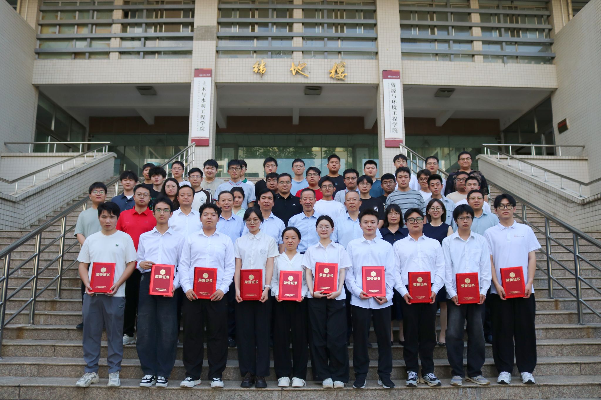 冰球突破豪华版官方网站举办“阳光•卓越”奖学金颁奖仪式暨杰出校友报告会