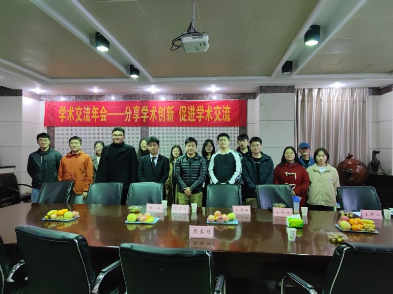 冰球突破豪华版官方网站成功举办2021年研究生学术交流会