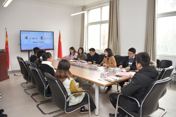 冰球突破豪华版官方网站举行“暖冬工程”发放仪式暨学生座谈会