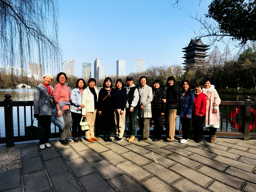 冰球突破豪华版官方网站举办“庆三八踏青”活动