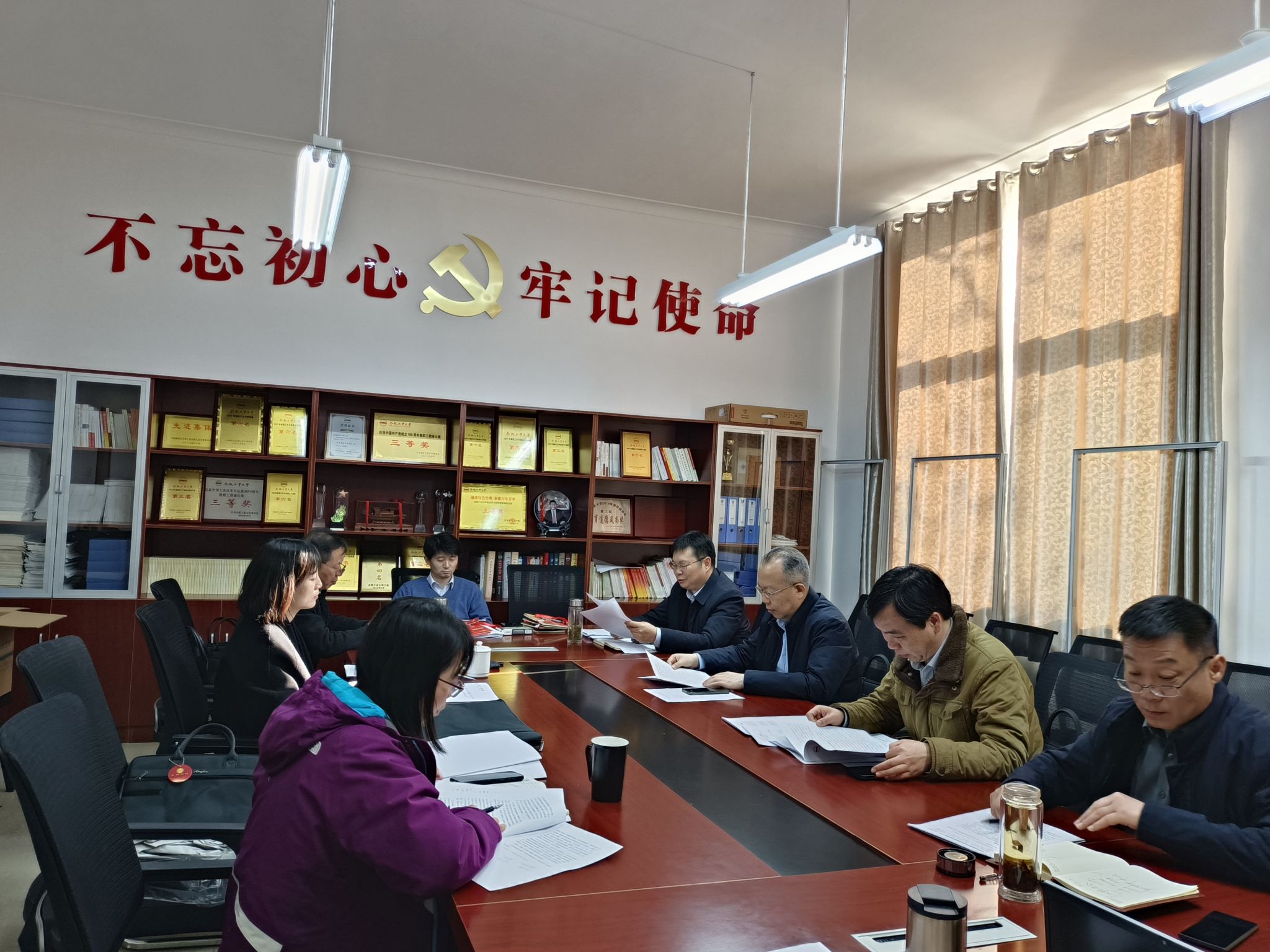 冰球突破豪华版官方网站专题传达学习研讨全国两会精神