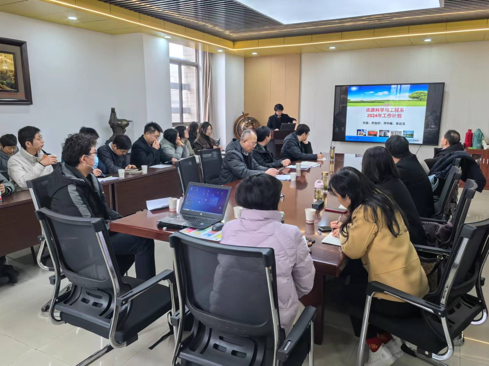 冰球突破豪华版官方网站召开2024年工作研讨会