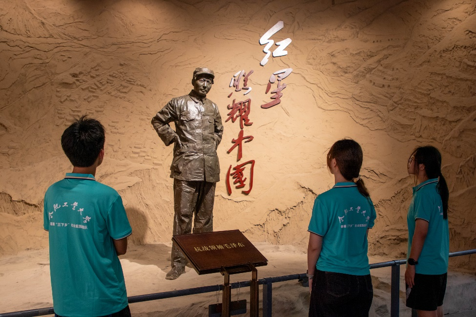 冰球突破豪华版官方网站“红旅振兴”团队开展暑期三下乡社会实践活动